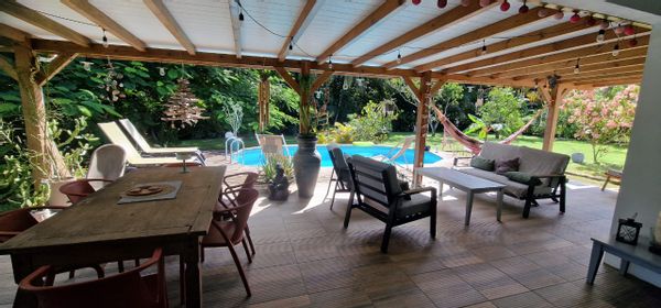 Un oasis très charmant avec 3 grandes chambres climatisées, grande terrasse, piscine, immense jardin