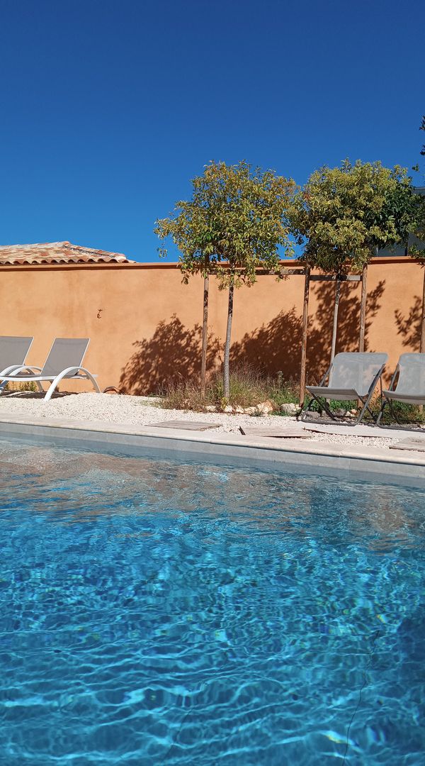 Loft mezzanine en Provence avec piscine, patio et belle décoration