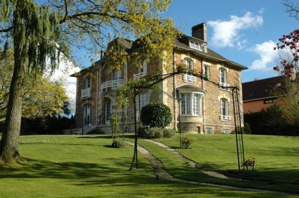 Manoir de caractère à 30 minutes direct de Paris St Lazare et 5 minutes de Versailles