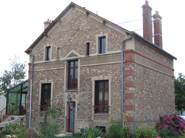 Cité médiévale et son château près Paris. Medieval city and his Castel near Paris.