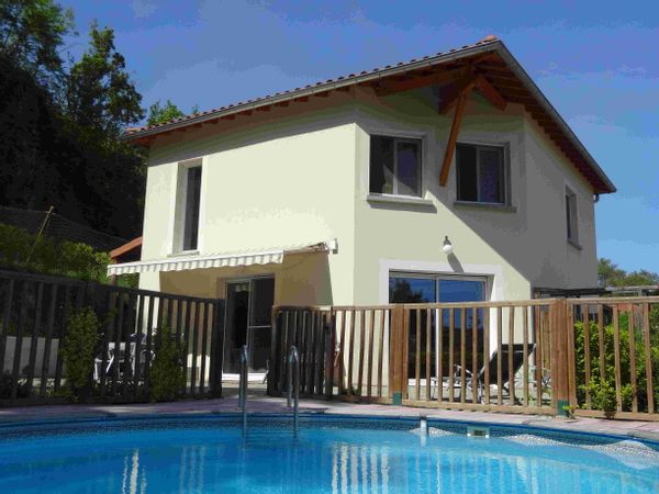Maison calme avec piscine, ville pittoresque.