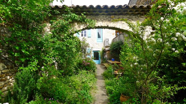 Grande maison dans le centre ancien d'un petit village en Drôme Provençale
