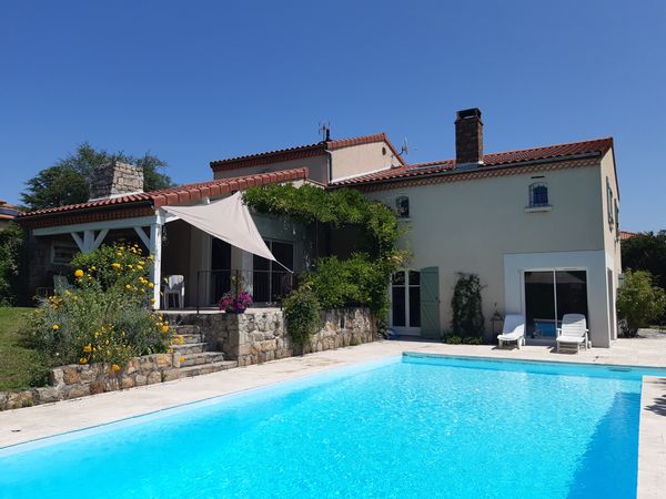 Grande villa avec piscine en Auvergne