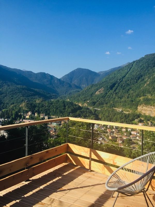Sur les hauteurs d'Ax-les-thermes, à 10 min du centre thermal, cette masion offre une belle terrasse avec un point de vue unique sur la vallée et la ville. Un grand espace de 45 m2 en mezzanine pour les enfants avec un billard, une cuisine équipée, 2 chambres triple (1 lit 160 et 1 lit simple) et 1 suite parentale (avec tv dressing et salle d'eau). Local ski. Proche des 5 domaines skiables en hiver, et autres activités de montagne l'été (randos, parc des loups, via ferrata, parc de la préhistoire....). Proche aussi de l'Andorre et de la frontière espagnole.