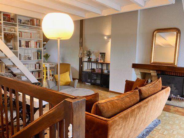 Appartement triplex avec entrée indépendante dans village calme, aux portes de Genève.