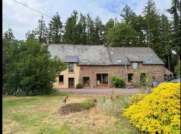 LONGERE AU PLEIN COEUR DE BROCELIANDE