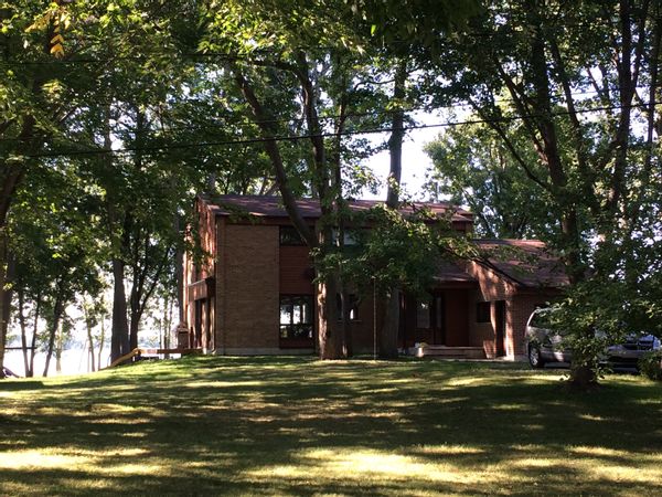Grande maison familiale en bordure du fleuve St-Laurent (avec plage) à Nicolet (Québec), entre Montréal et Québec, à 15 minutes de Trois-Rivières. Parfaite pour les familles!