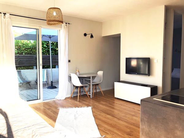 Corse appartement 30 m2 rez de villa 4 personnes 1 chambre, 1 salle de bain , terrasse vue mer et montagne .idéalement situé :proche plages, rivières, bastia, Saint Florent. Situé à Biguglia, France