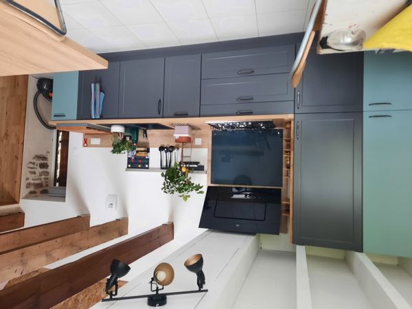 Maison de charme  composée d'une chambre  , coin douche , toilettes, et une cuisine