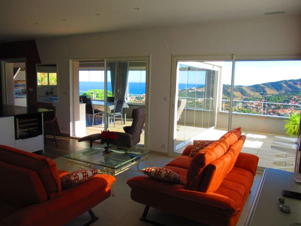 La maison de André et Nora jouie d’une magnifique vue sur la mer et les montagnes.