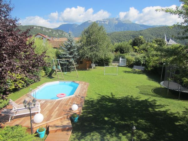 Très belle maison avec piscine, poolhouse, grand jardin et superbe vue sur la Chartreuse, Alpes