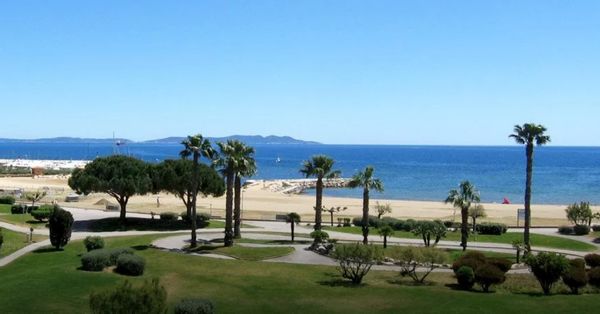 Appartement les pieds dans l'eau dans le Var, avec une belle vue sur la mer