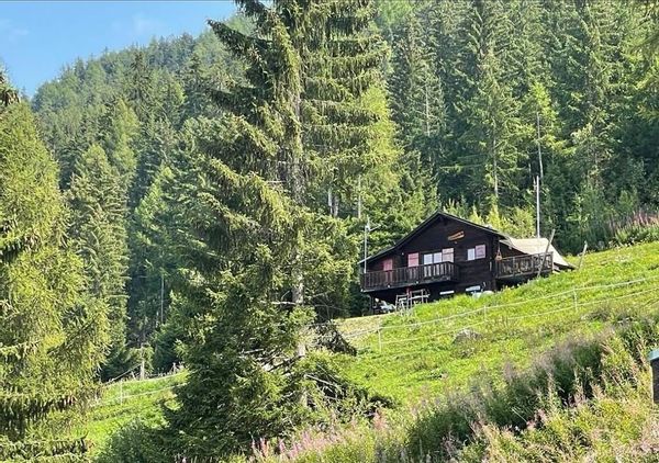 Un petit nid douillet en pleine nature à Vercorin dans les Alpes Valaisannes.