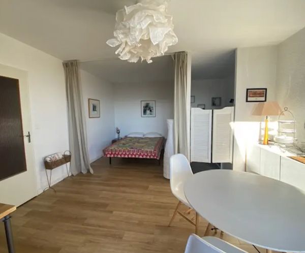 32m² avec balcon, 5ème et dernier étage avec ascenseur.