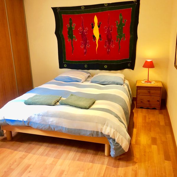 Au cœur du village, chambre privée chez Hervé et Framboise avec salle de bain et wc privés.