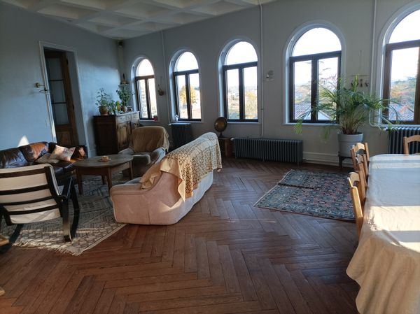 Grande maison dans un lieu historique, cadre verdoyant, ambiance zen