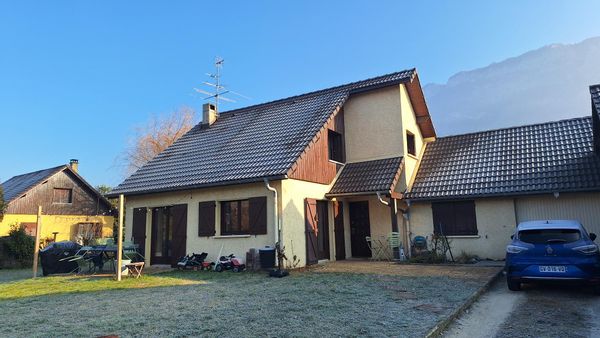 Maison entre lac et montagne