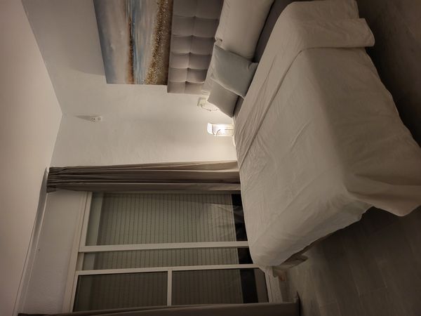 La chambre privée de Samia dans une résidence calme, la méditerranée à l'horizon pour vous inspirer