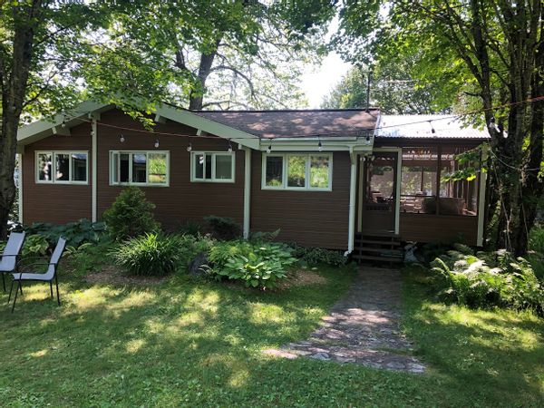 Le chalet de Sylvie et Gilles au bord d'un lac