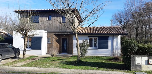 Maison familiale et calme aux environs de Bordeaux, avec piscine.