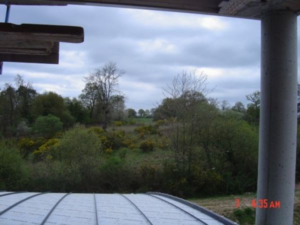 Ma maison est située à 25 km de Rennes dans un village de campagne , calme,  à 1h de la côte nord et 1h20/30 de la côte sud.