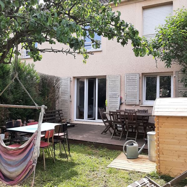 Maison 3 chambres  , salon, cuisine ,jardin . dans cette annonce , je suis  au 2 ème étage .