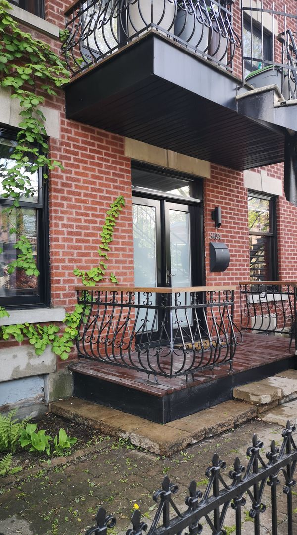Sur 2 étages - Appartement dans le Vieux-Rosemont Montreal