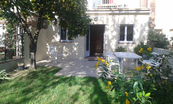 Studio lumineux et jardin ombragé à 20 mn des plages