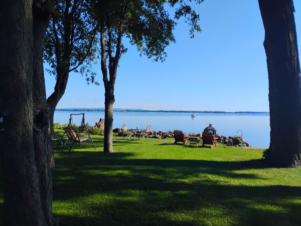 Le chalet sur le bord du Lac Champlain de Guylaine et Mario
