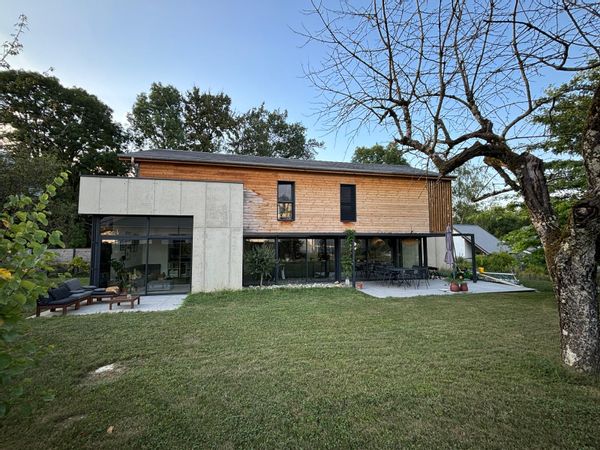 Au coeur des Alpes, maison d’architecte moderne et tout confort, au calme, avec jardin et rivière