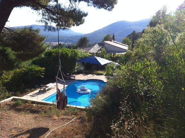 Grande maison avec piscine à flanc de colline, vue sur le village, à 28mn des plages de La Ciotat