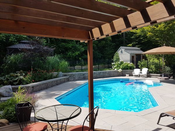 Forêt et piscine tout près de Montréal