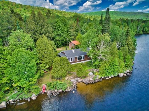 Le chalet du lac caché
