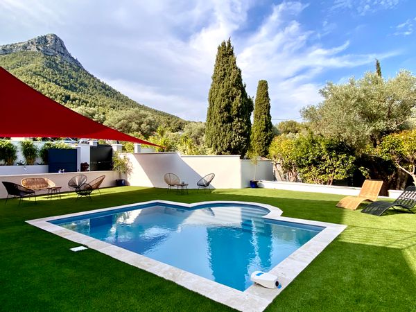 MAISON MODERNE AVEC SA PISCINE PRIVEE ET HOME CINEMA