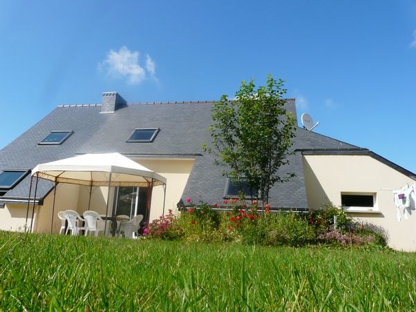 La maison  située à 10km de la mer, entourée d'un jardin de 1000m², à 1km de toutes commodités.