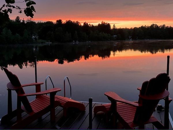 Maison sur le lac - House directly on the lake, près de la ville mais pas trop, close to the city but not too much
