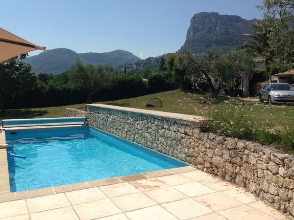 Maison, piscine avec vue sur les montagnes provencales