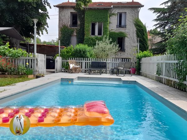 Lyon- Maison familiale de charme avec jardin et piscine