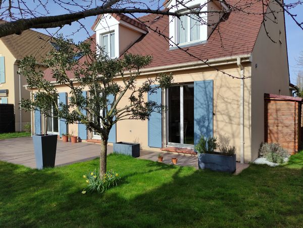Maison familiale dans une banlieue chic et verdoyante, à l'ouest de Paris.