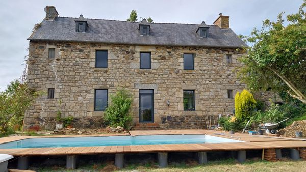 Bretagne grande maison avec piscine ( enfants sachant nager ) simultané 2 semaines Août.