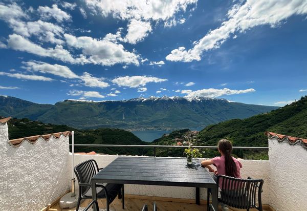 Appartement avec terrasse sur le toit dans un petit village de montagne au-dessus du lac de Garde