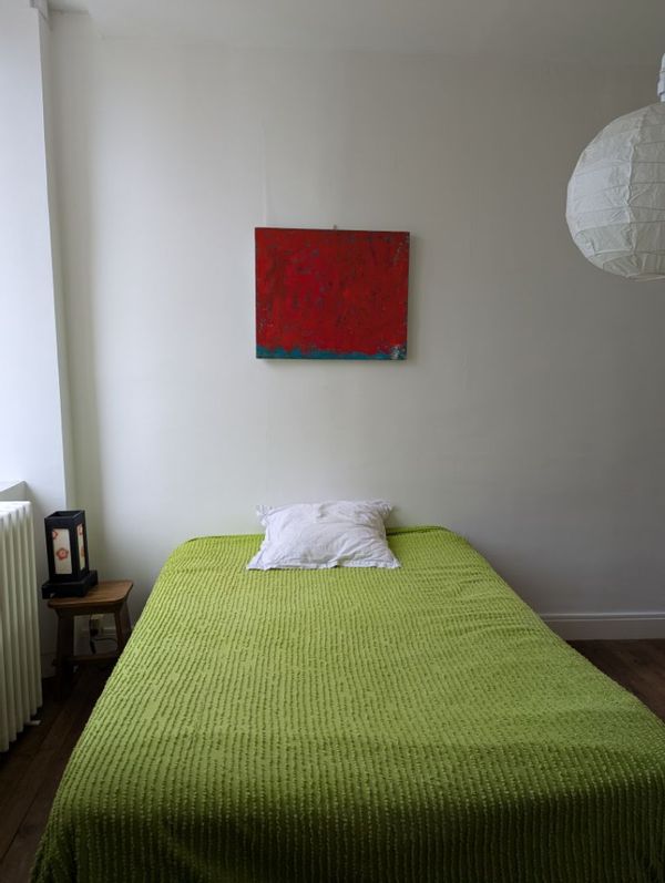 chambre au tableau rouge
