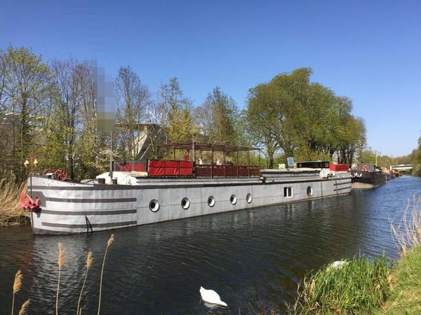 Une grande péniche au coeur de Metz et en pleine verdure !