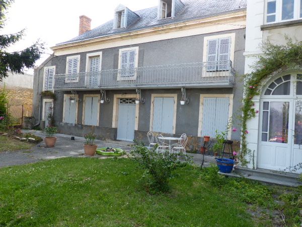 MAISON BOURGEOISE AVEC UN COIN DE VERDURE,THOUARS,DEUX-SEVRES,FRANCE