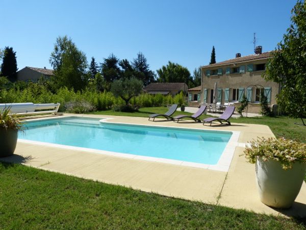 NON DISPONIBLE ETE 2024 - Grande maison avec piscine au pied du Luberon