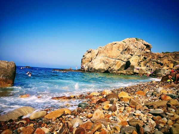 Au bord de la plage de Tiza en kabylie