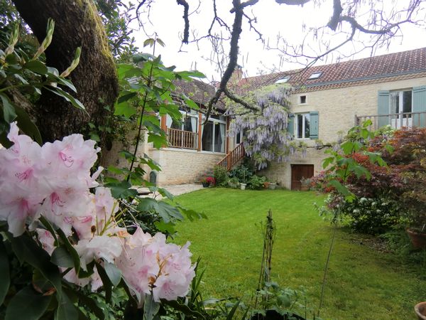 The pretty house near the river
