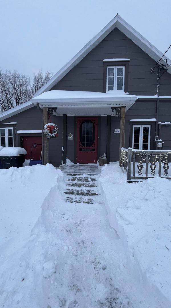 La maison de Judith est hyper chaleureuse avec vue sur le Fleuve St-Laurent au Québec. Grand jardin.