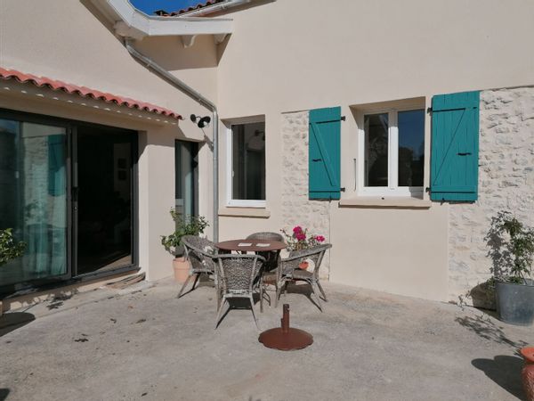 Maison  au cœur d'un village ostréicole à proximité du pont de l'île d'Oleron