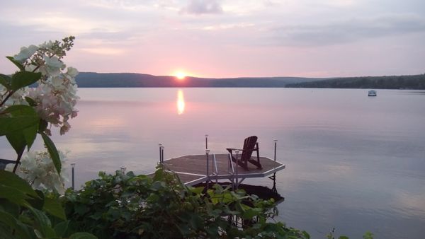 Résidence ancestrale sur le bord du majestueux lac Mégantic au Québec.